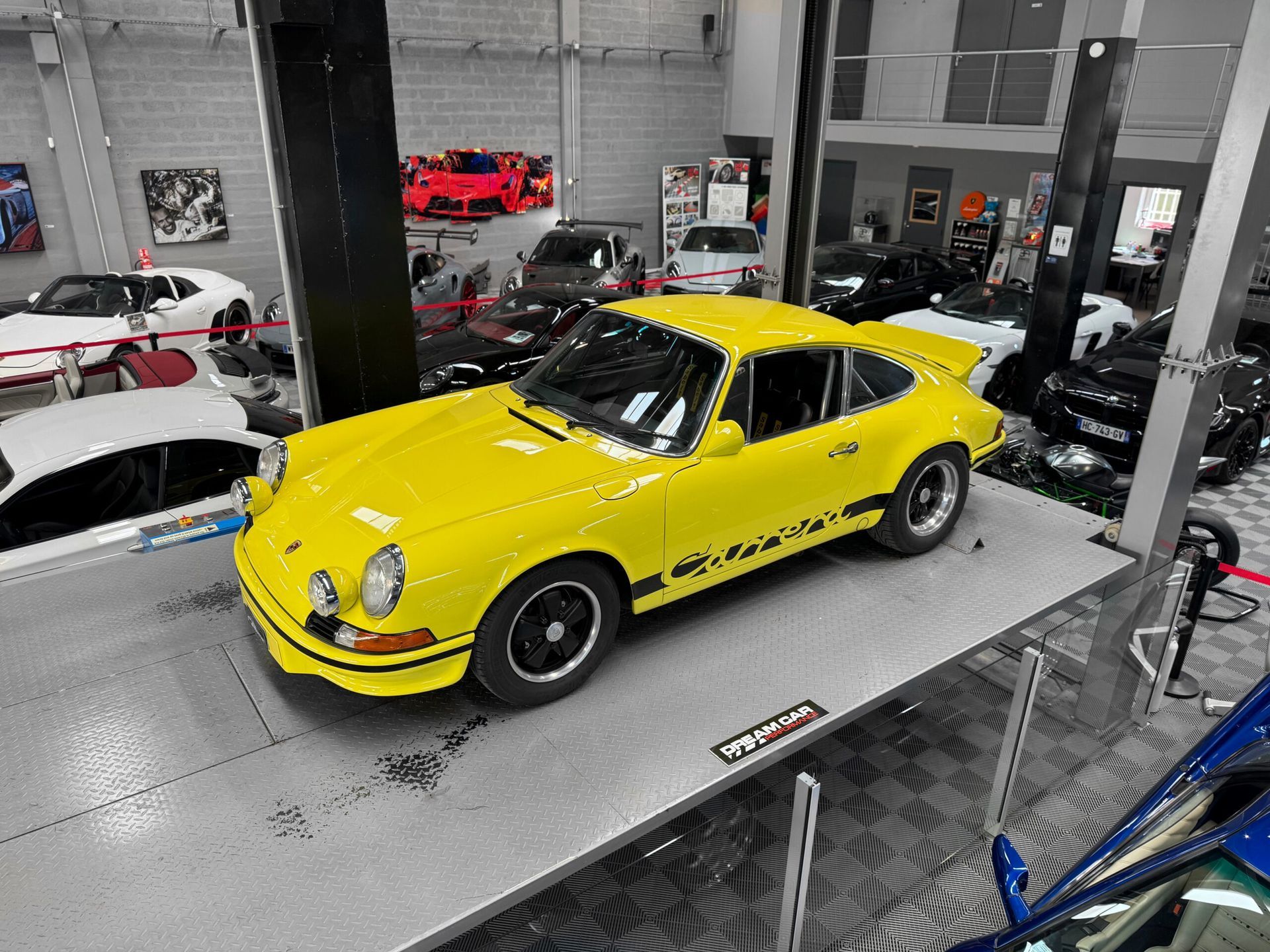 Porsche 911 Carrera jaune