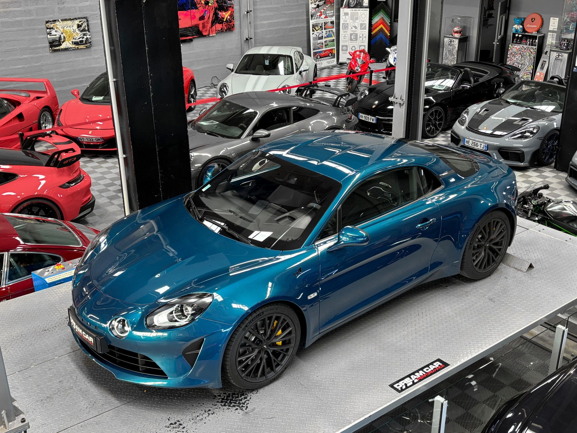 Voiture de sport Alpine A110 turquoise