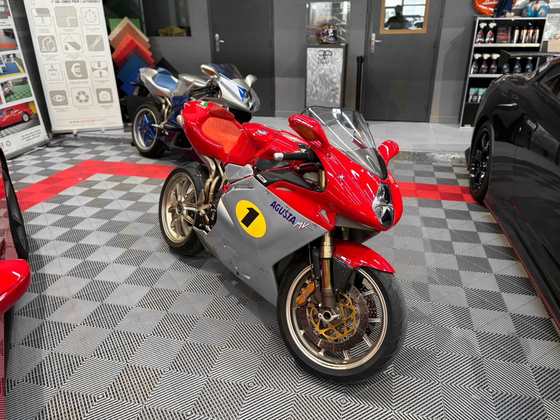 Moto MV Agusta rouge et argent