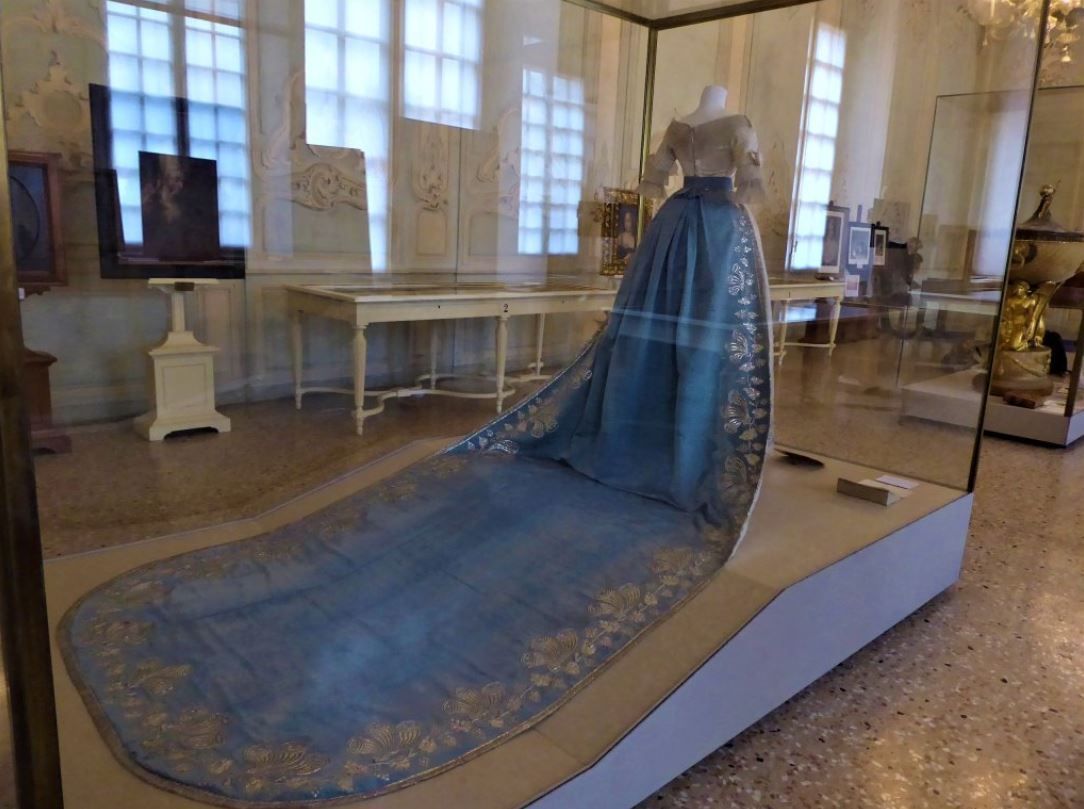 wie bewegt Frau sich in so einem Kleid ?