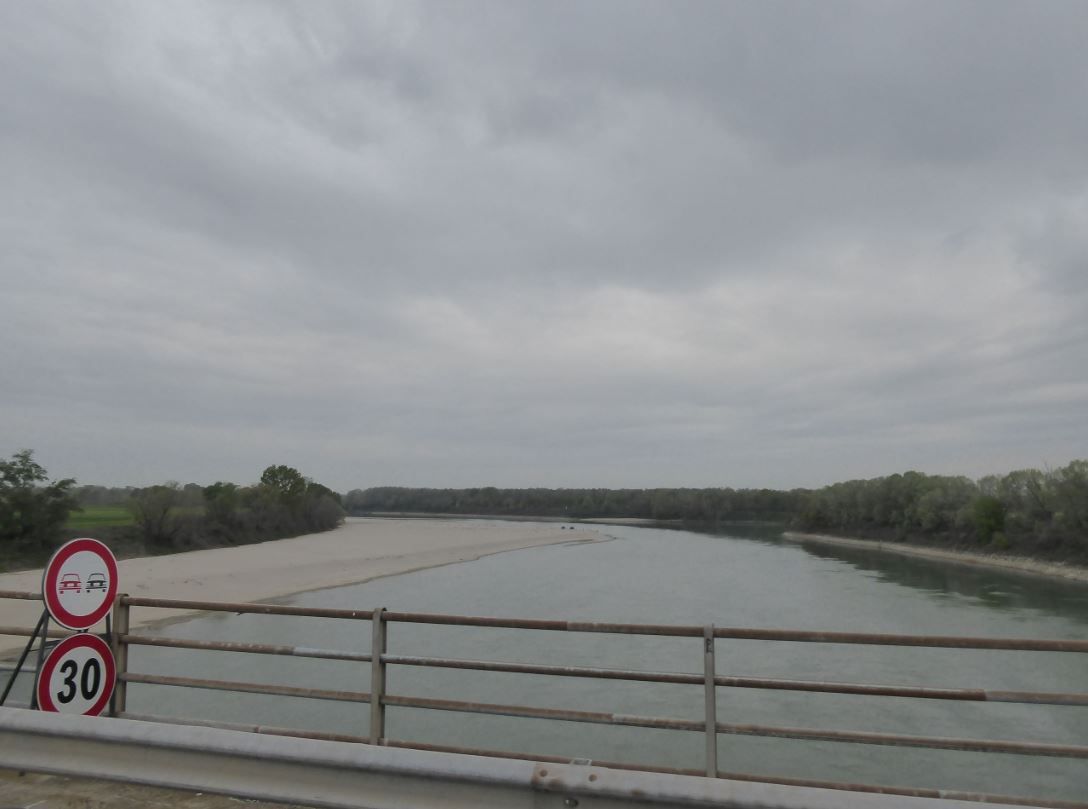 der Po mit sehr wenig Wasser
