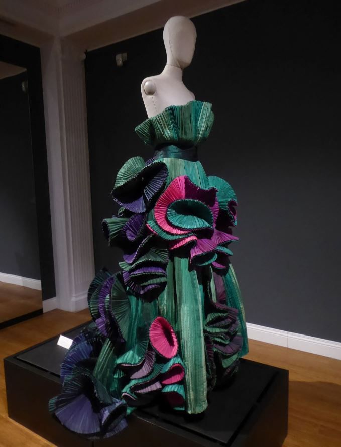 wie bewegt Frau sich in so einem Kleid ?