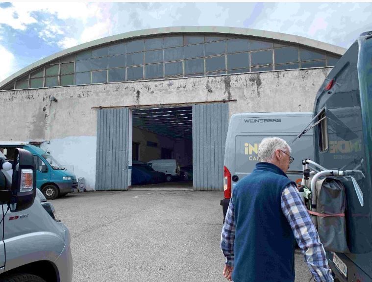 Fahrschule direkt vor dem Camper auf italienische Art