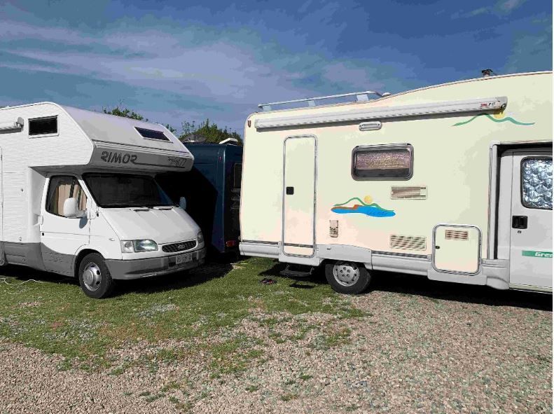 Fahrschule direkt vor dem Camper auf italienische Art