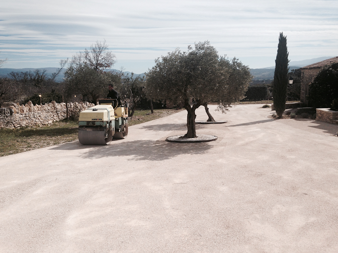Chemin en cailloux blancs