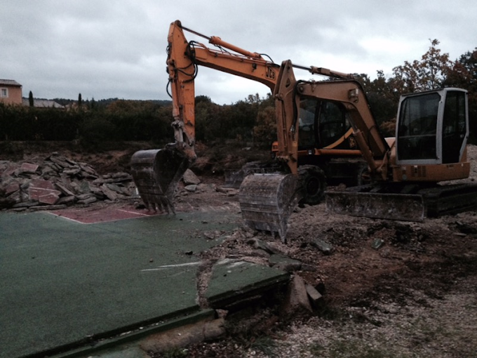 Démolition d'un terrain de sport