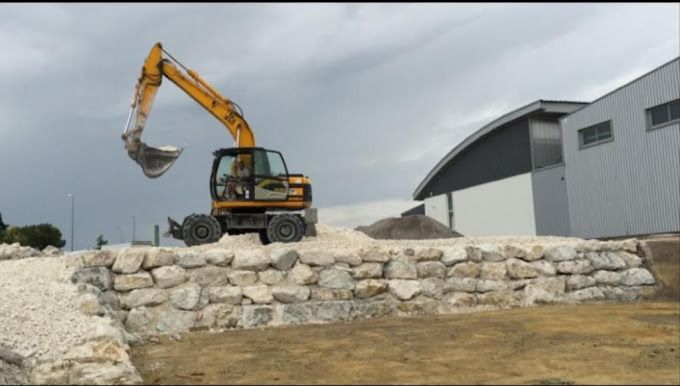 Enrochement avec tractopelle