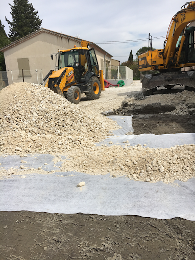 Tracteur qui dépose des cailloux