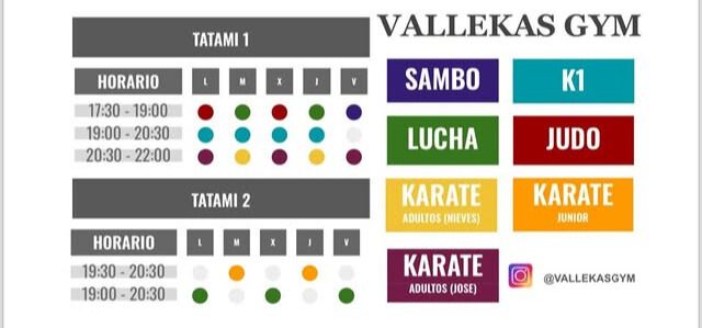 Un cartel del gimnasio Vallekas muestra un horario para las clases de karate.