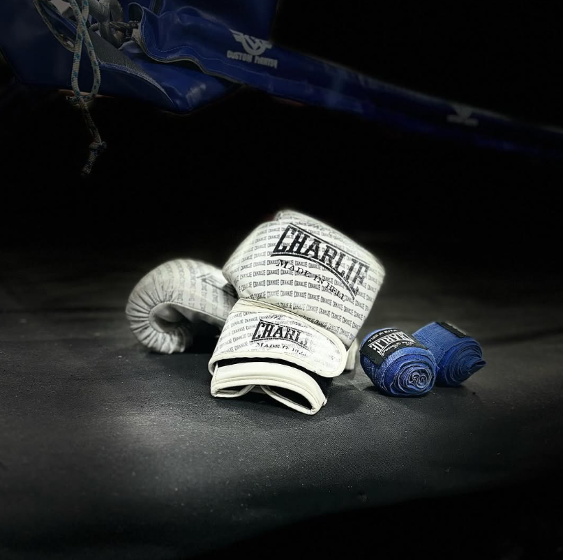 Un par de guantes de boxeo colocados encima de un ring de boxeo.