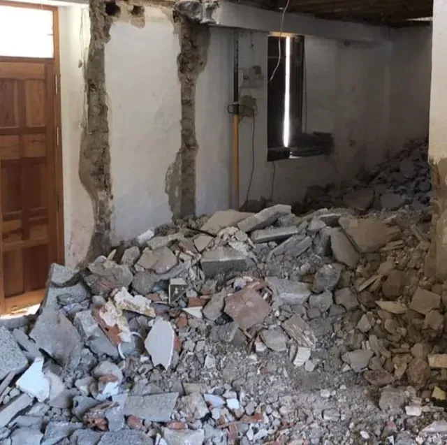 Un montón de rocas en una habitación con un agujero en la pared.