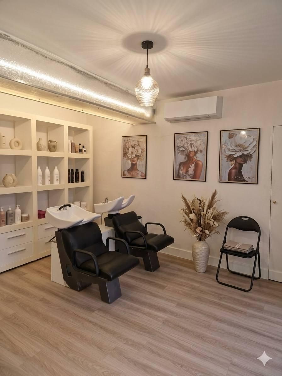 Salon de coiffure moderne avec fauteuils de shampoing, étagères, décorations murales et climatiseur mural.
