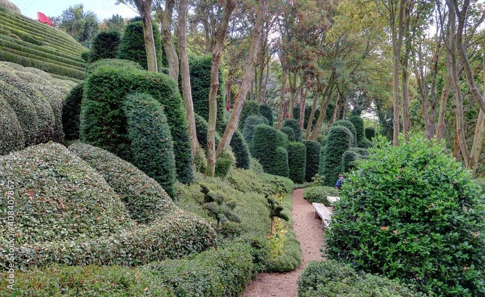 Jardin de haies bien taillées