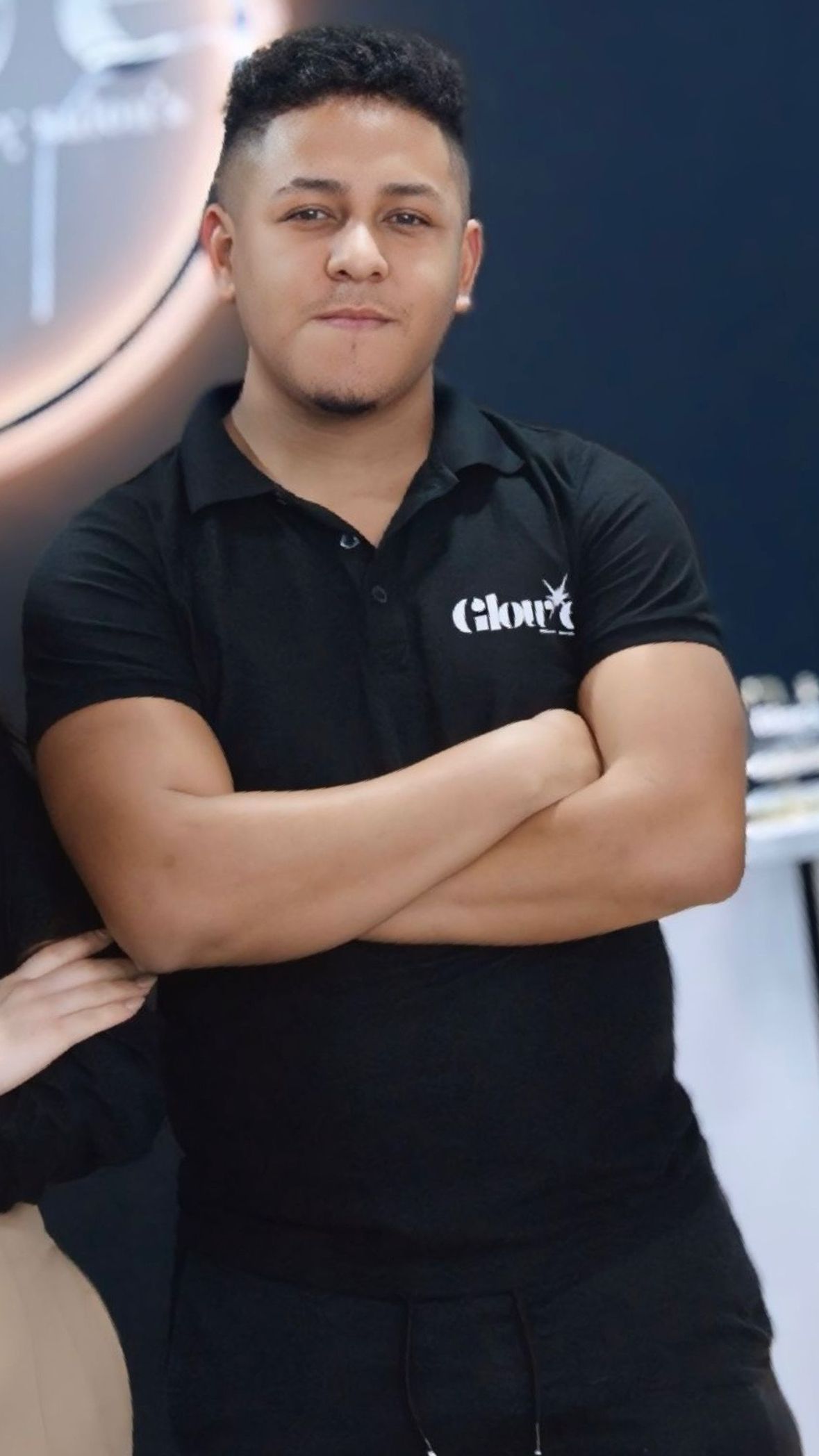 Un hombre con una camisa negra con la palabra reloj escrita en ella.