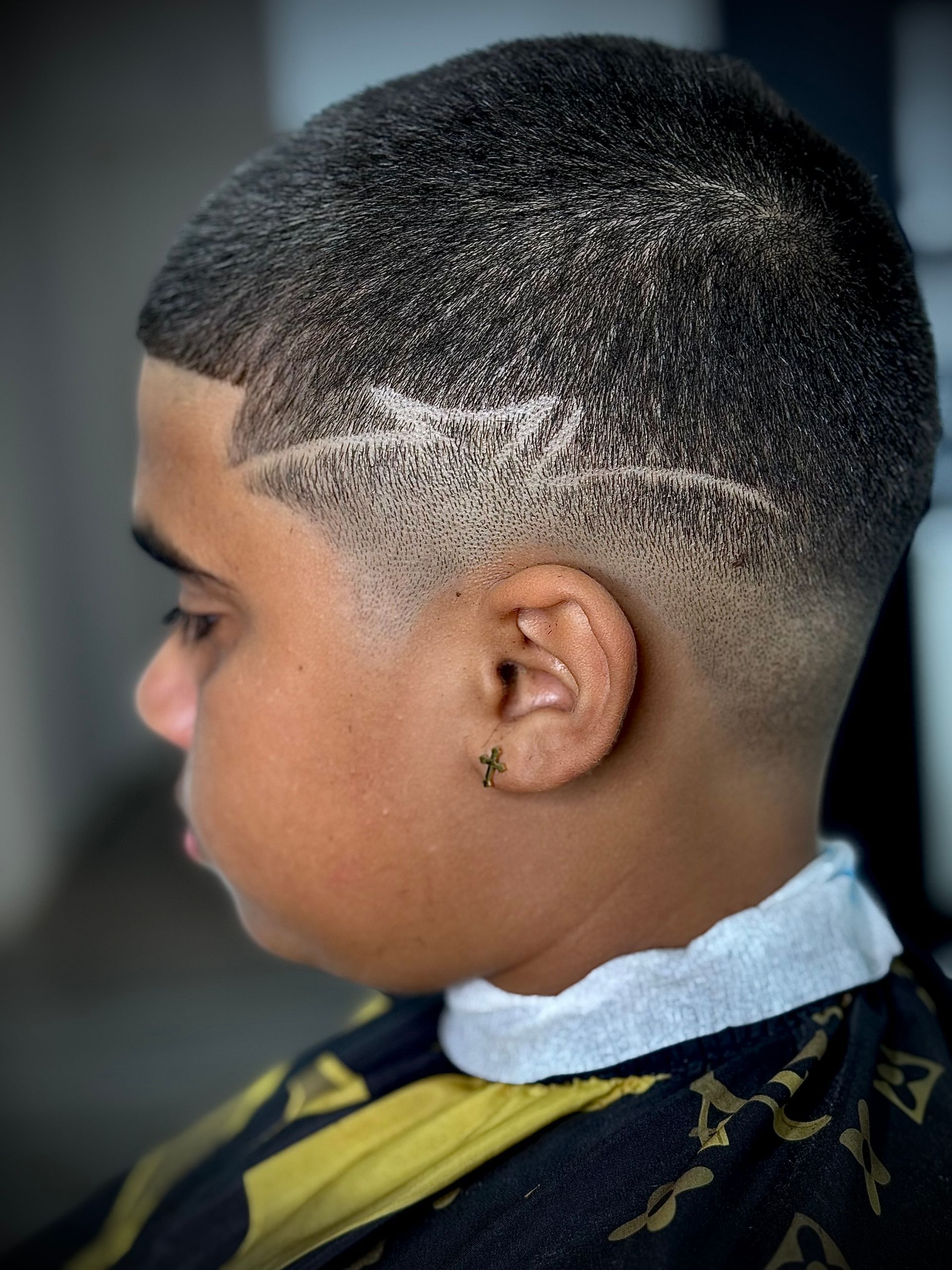 Un hombre se está cortando el pelo en una barbería.