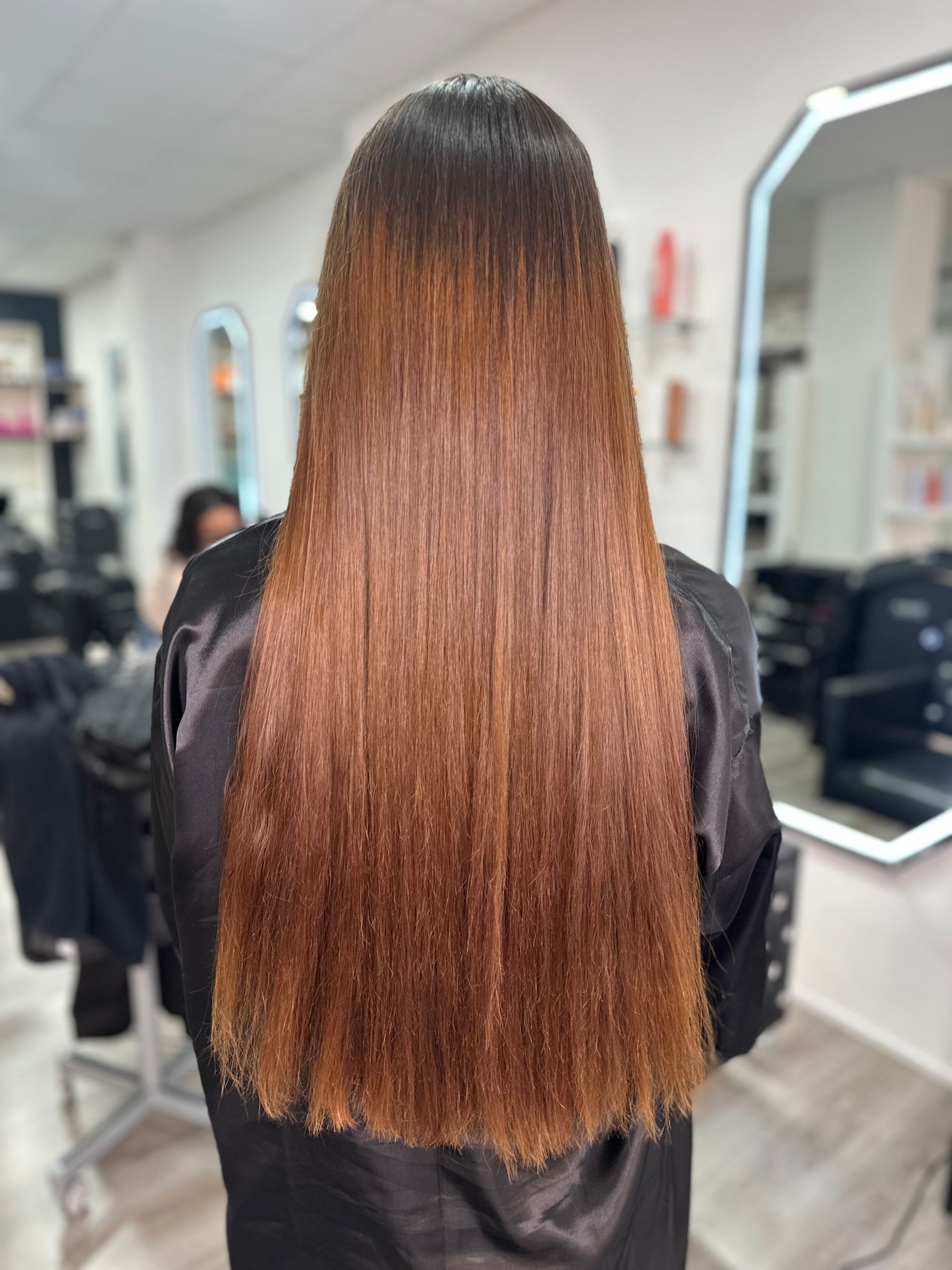 Una mujer con cabello largo y rojo está parada en una habitación con los brazos extendidos.