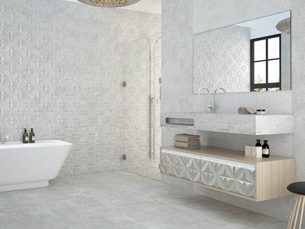 Un baño con bañera, lavabo, espejo y ventana.