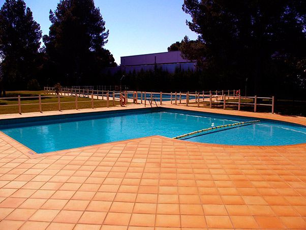 Una gran piscina con una valla alrededor.