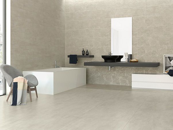 Un baño con bañera, lavabo, espejo y silla.