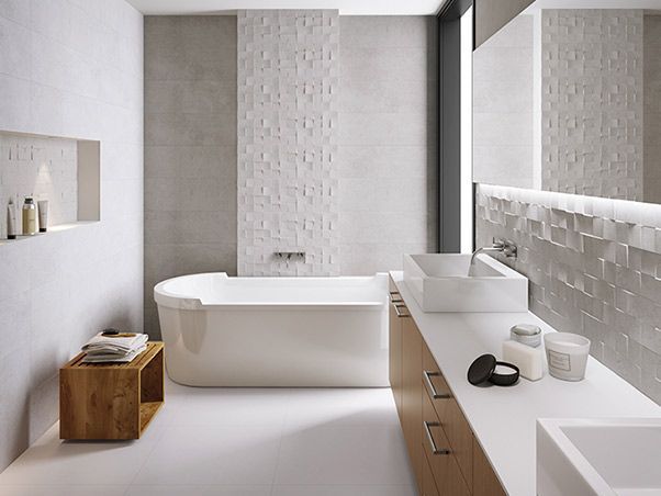 Un baño con bañera, lavabo y espejo.