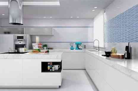 Una cocina moderna con gabinetes blancos y una gran isla.