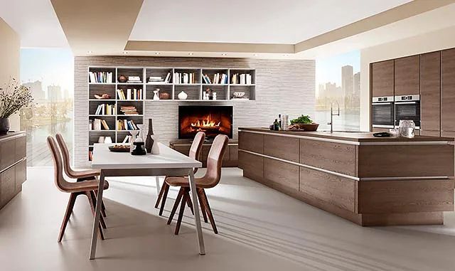 Una cocina con mesa y sillas y una chimenea.