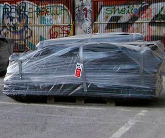 Un gran trozo de plástico se envuelve alrededor de una paleta.