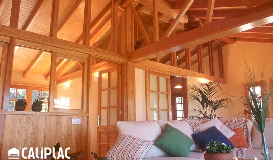 Una sala de estar con un sofá y un cartel que dice caliplac.