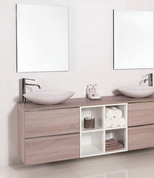 Un baño con dos lavabos y dos espejos.