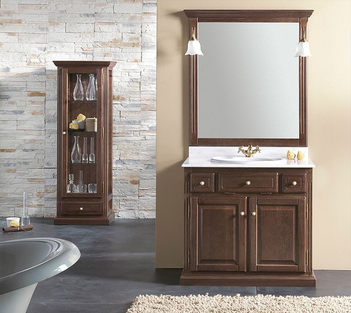 Un baño con lavabo y espejo.