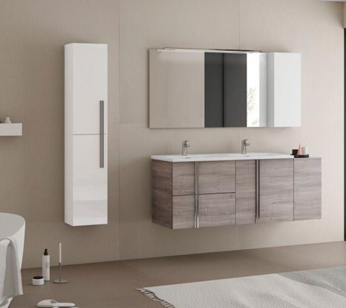 Un baño con lavabo y espejo en la pared.