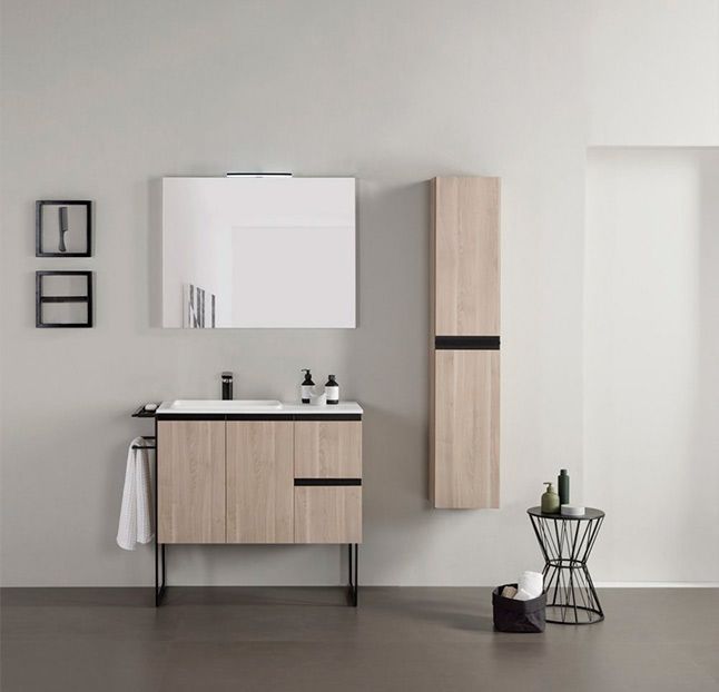 Un baño con lavabo, espejo y armarios.