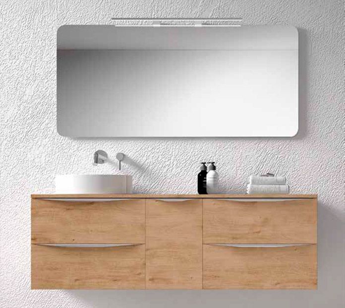 Un baño con lavabo, espejo y muebles de madera.