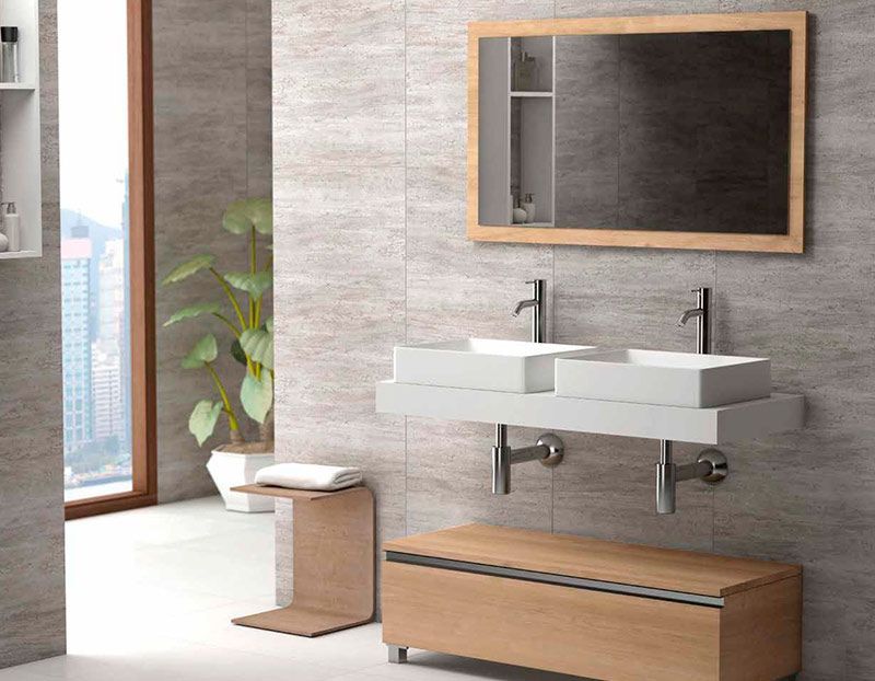 Un baño con dos lavabos y un espejo.