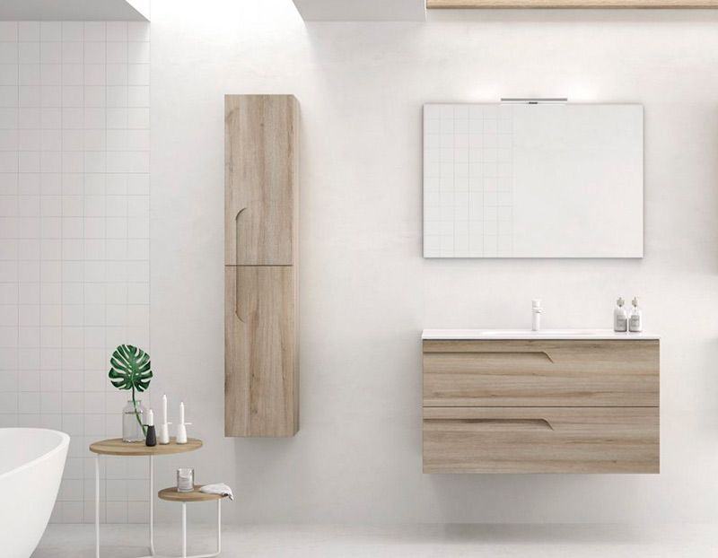 Un baño con lavabo, espejo y armarios.