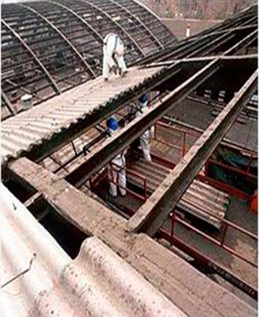 Un grupo de personas está trabajando en el tejado de un edificio.