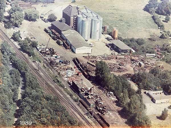 Eine Luftaufnahme einer Fabrik im Jahr 1989