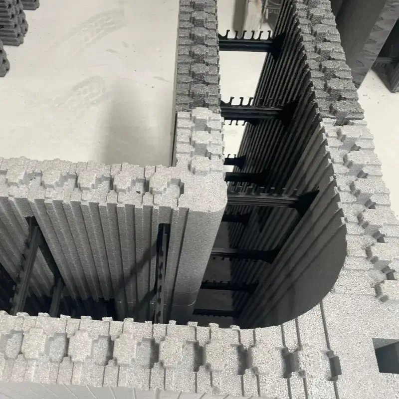 Maqueta arquitectónica gris impresa en 3D con paredes y pasillos curvos, vista desde arriba.