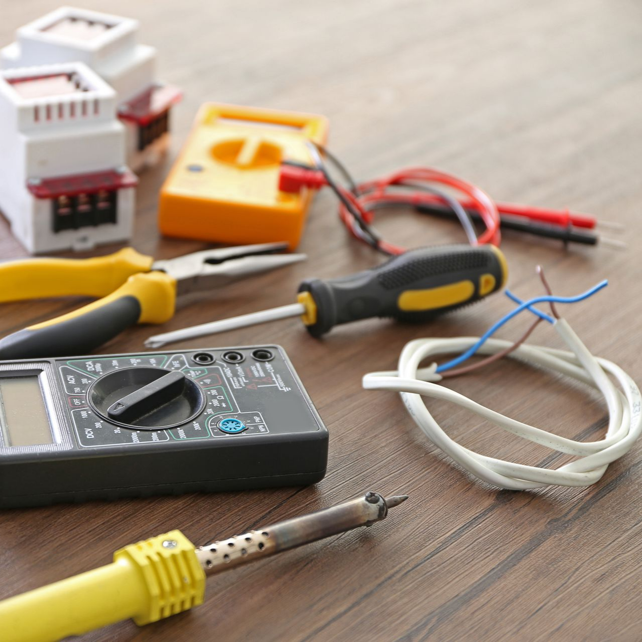 Des outils électriques disposés sur une surface en bois.