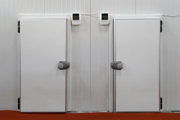 Deux portes de chambres froides industrielles blanches.