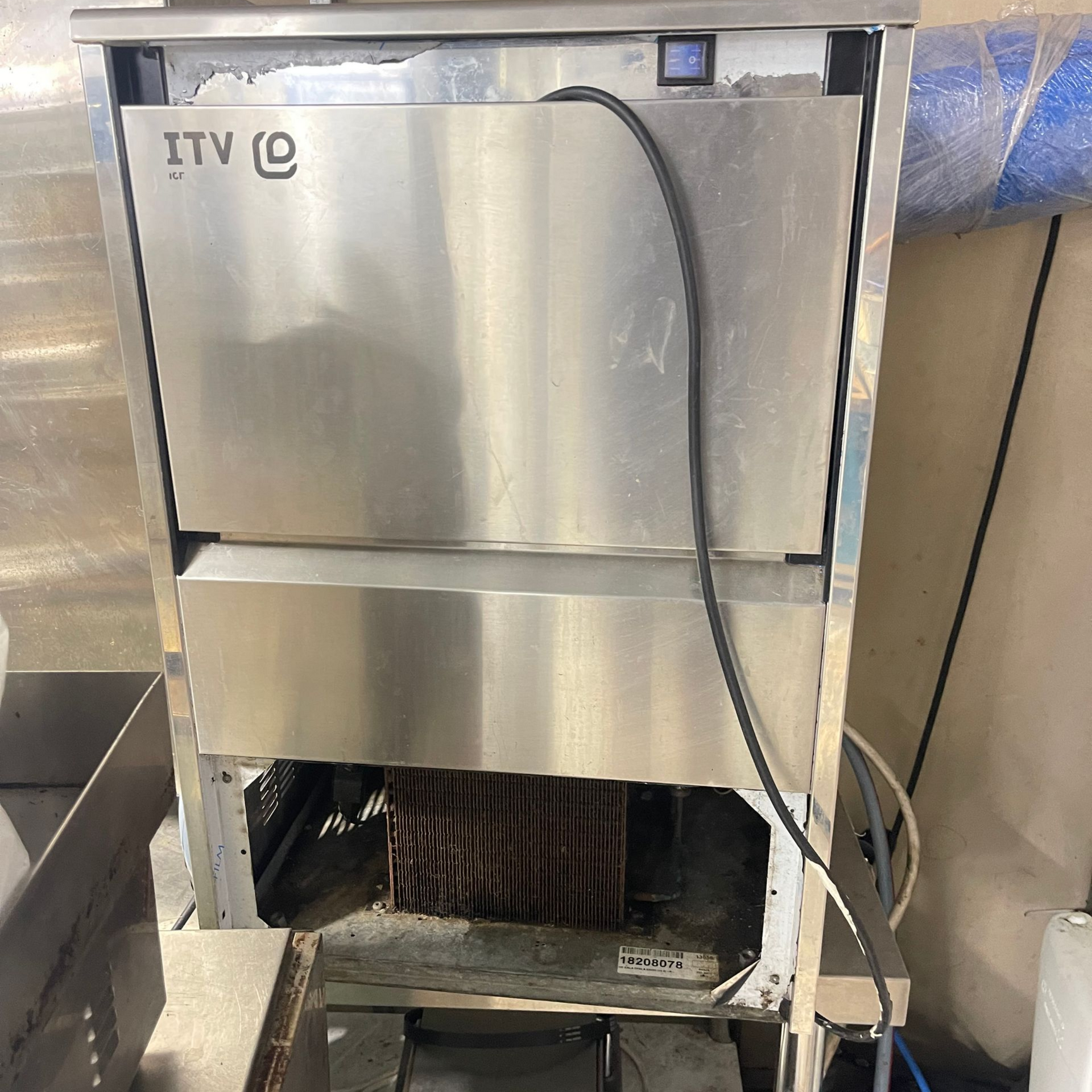 Le véhicule de l'entreprise MADIN'FROID.