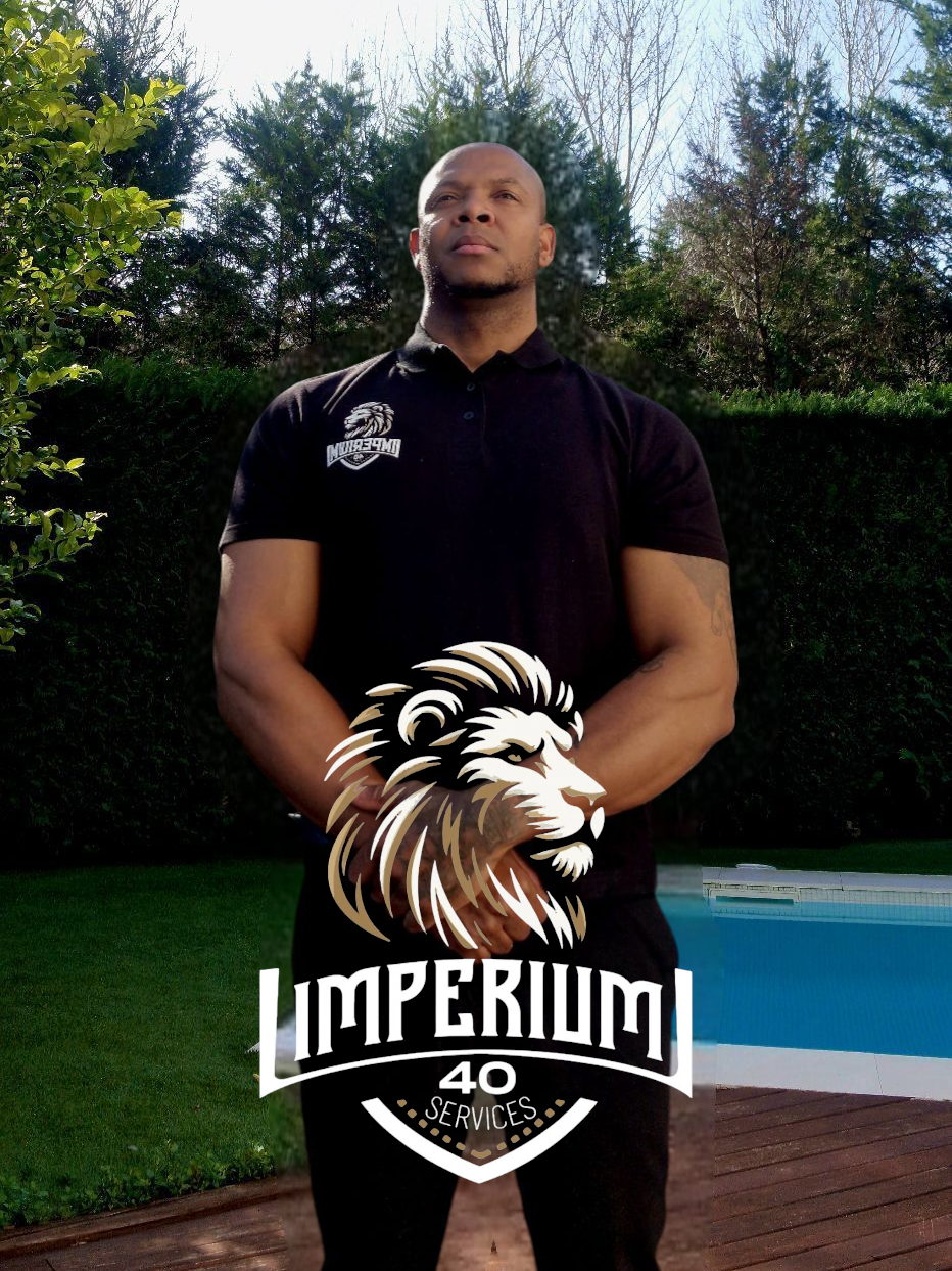 Un hombre parado frente a una piscina con Imperium 40 en su camisa.