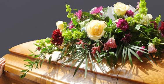 pompes funèbres - gerbe de fleurs sur cercueil