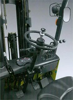 El interior de una carretilla elevadora con un volante.