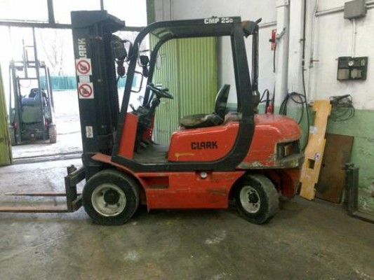 Una carretilla elevadora Clark está estacionada en un garaje.