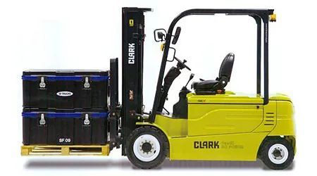 Una carretilla elevadora Clark está cargando cajas en un palé.