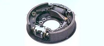 Un primer plano de una pinza de freno sobre un fondo blanco.