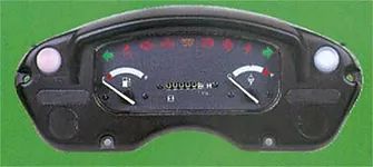 Un primer plano de un velocímetro de motocicleta sobre un fondo verde.