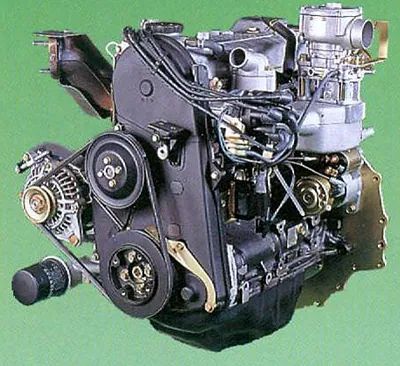 Un primer plano de un motor de automóvil sobre un fondo verde.