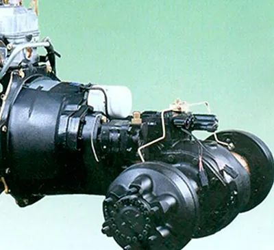 Un primer plano de un motor de tractor sobre un fondo verde.